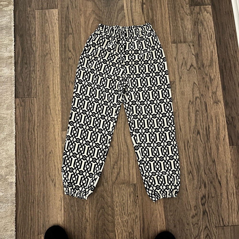 Stylish Black and White Geometric Women's Pants - Picture 4 of 4